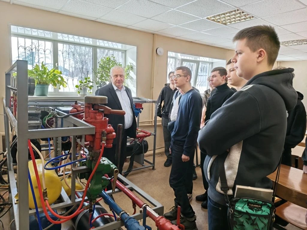 ✅18.02.2026 обучающиеся 9в класса МБОУ «Снежская гимназия» Брянского района с классным руководителем