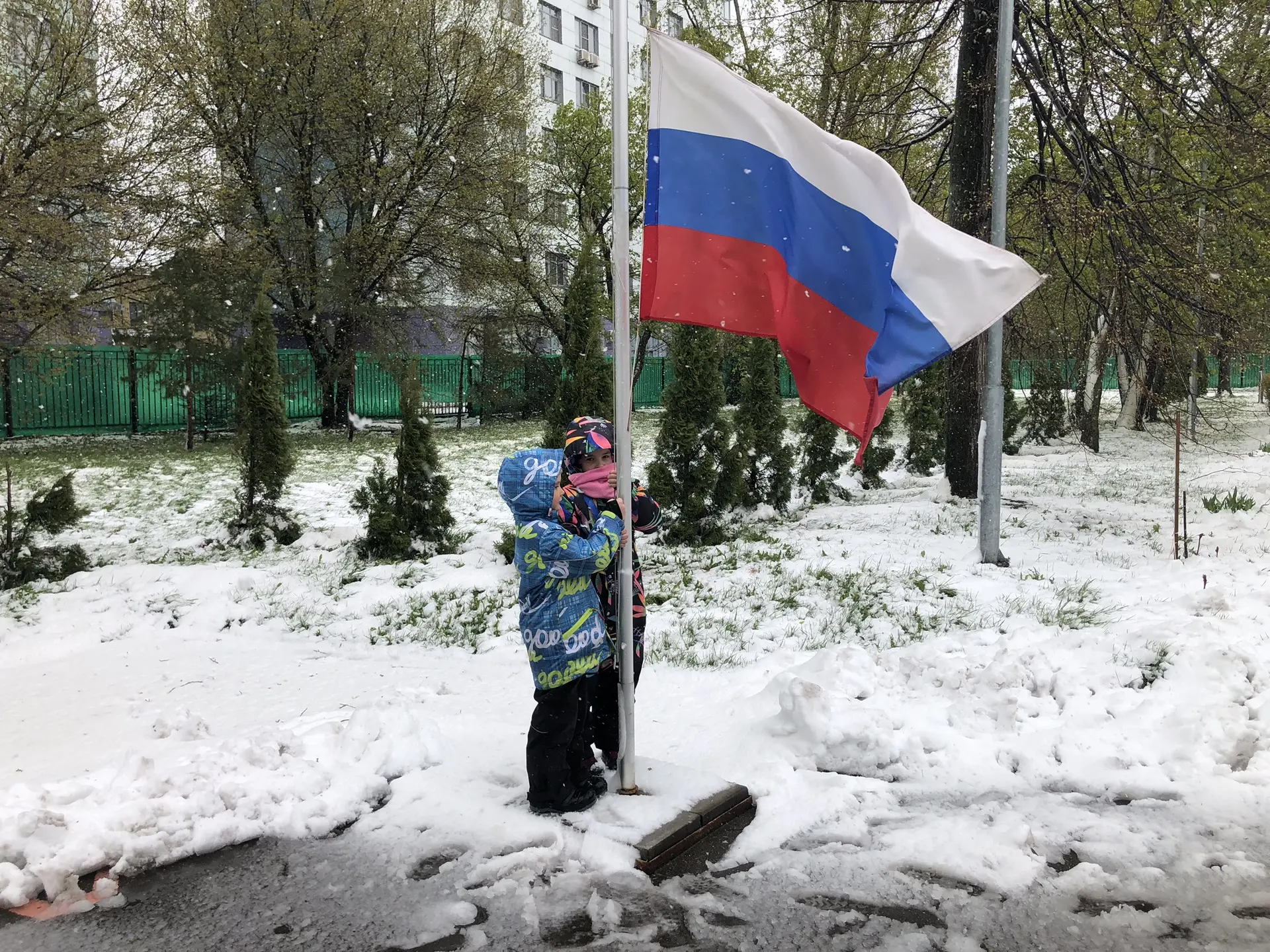 Сегодня в церемонии поднятия государственного флага РФ участвовали: София, Кирилл. Эти ...