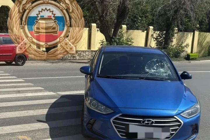 Вчера днём в центре Энгельса произошла авария с участием двух легковых автомобилей и мо...