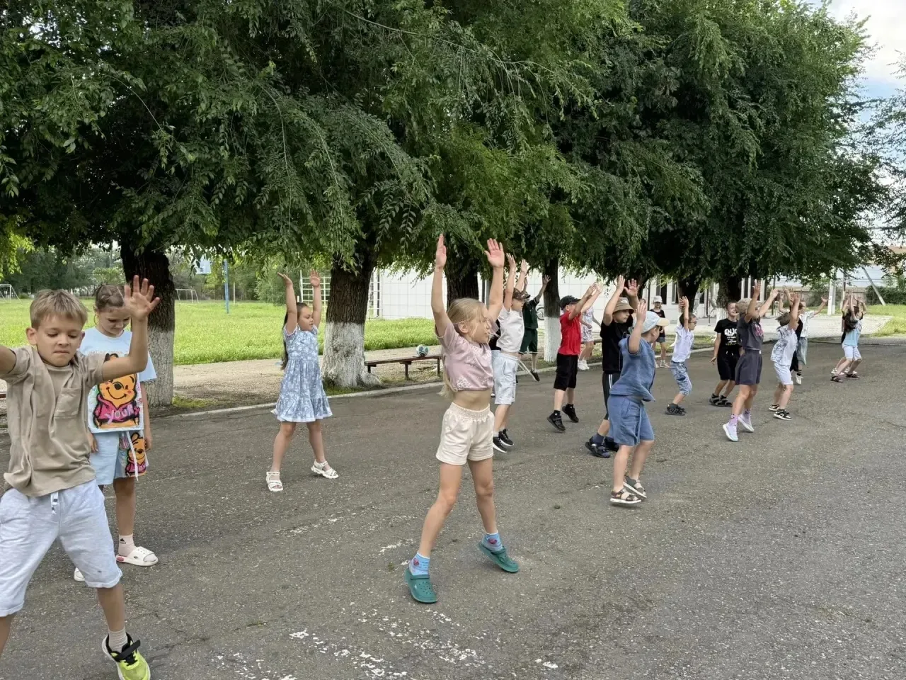 🇷🇺 День в лагере «Мы — россияне!» начался с мощного заряда!

С самого утра — бодрая зарядка «Первы