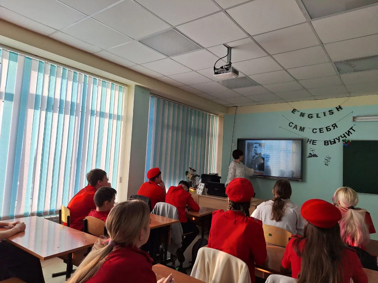 2⃣ февраля для учащихся Юнармейского 6А класса был проведен Урок мужества, посвященный 83-летию Стал