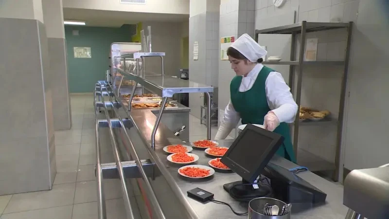 Колпинский комбинат соцпитания ускорил производство школьной пиццы на 41% благодаря нац...
