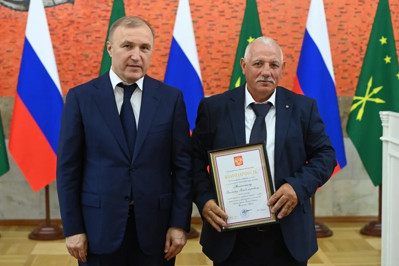 Благодарность Президента РФ также получил Виктор Владимирович Миженский — механизатор к...