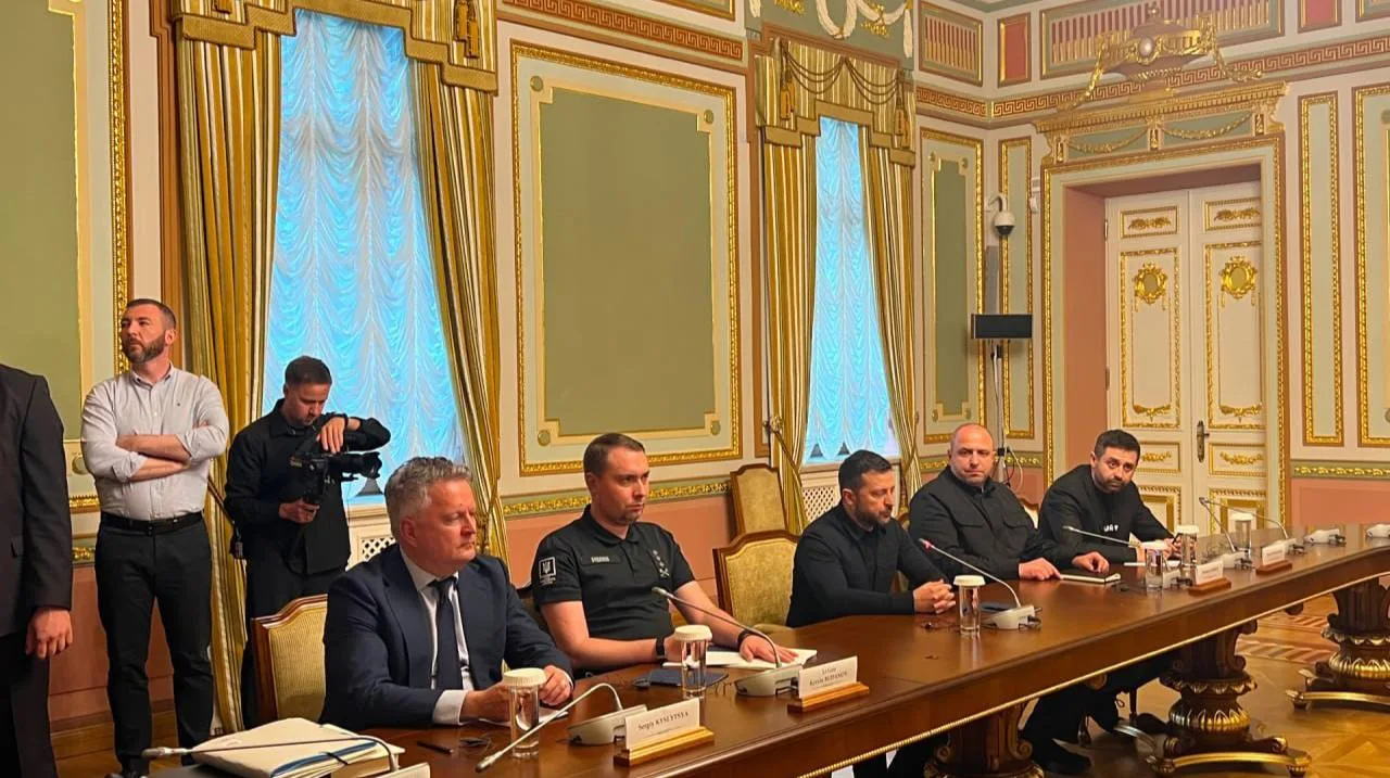 ⚡️Кадры с переговоров Украины с представителями США в Киеве в Мариинском дворце, — укра...