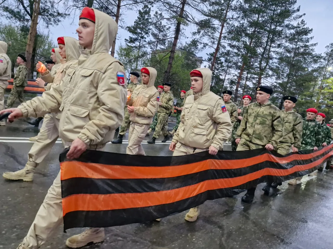 Сегодня, 6 мая, в Арсеньеве состоялось молодёжное шествие "Свеча памяти".  Школьники, студенты Примо
