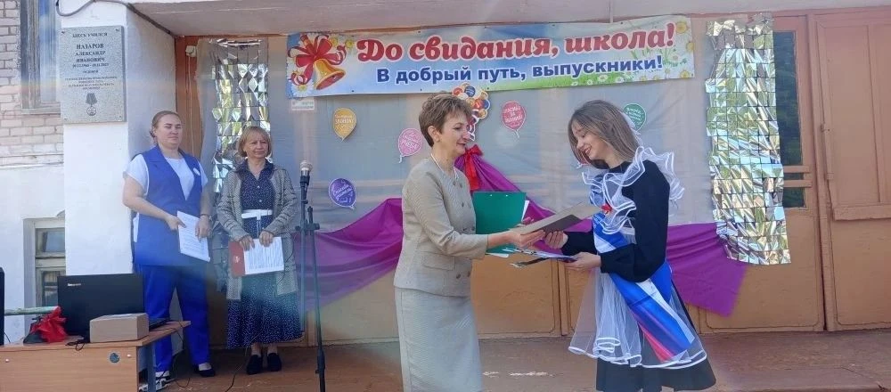 По традиции  на последнем звонке  вручали свидетельства о получении профессионального о...