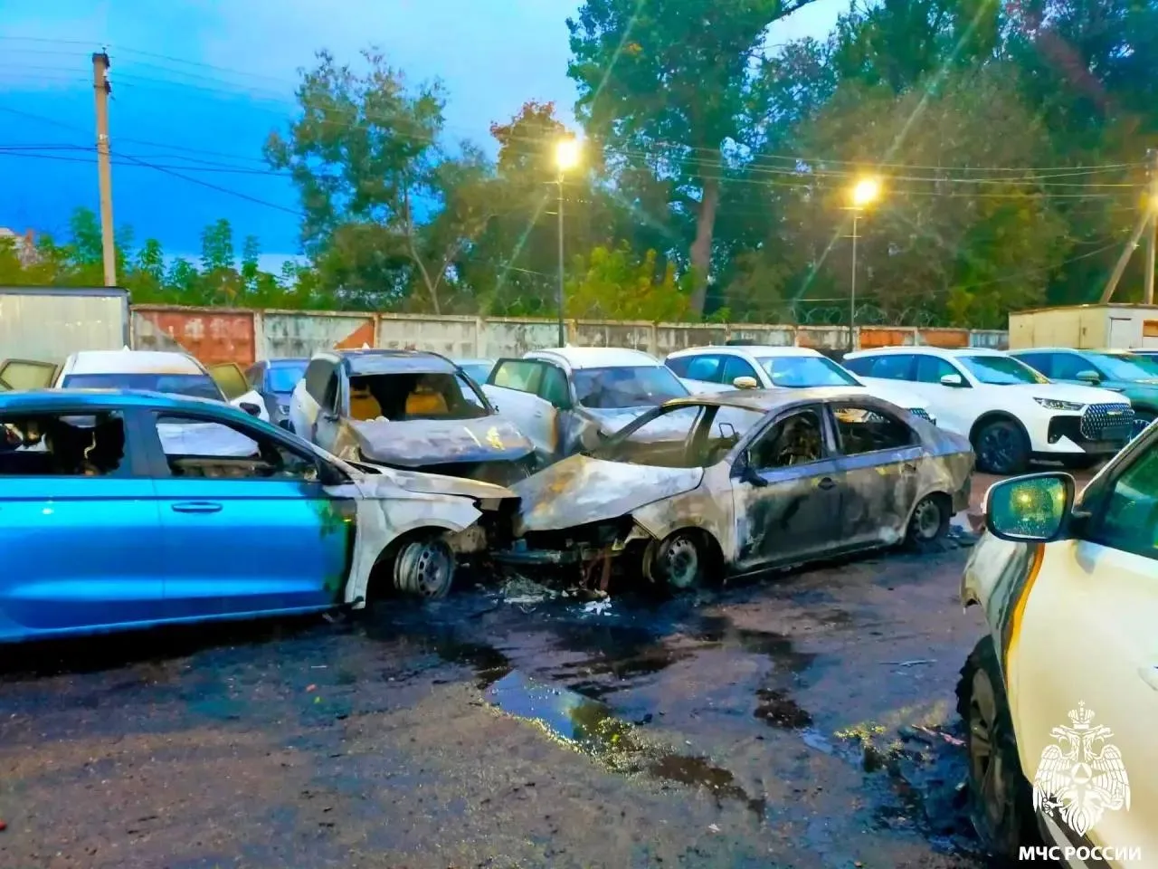 Ночная авария на парковке автосалона в Смоленске оставила без машин 10 автомобилей