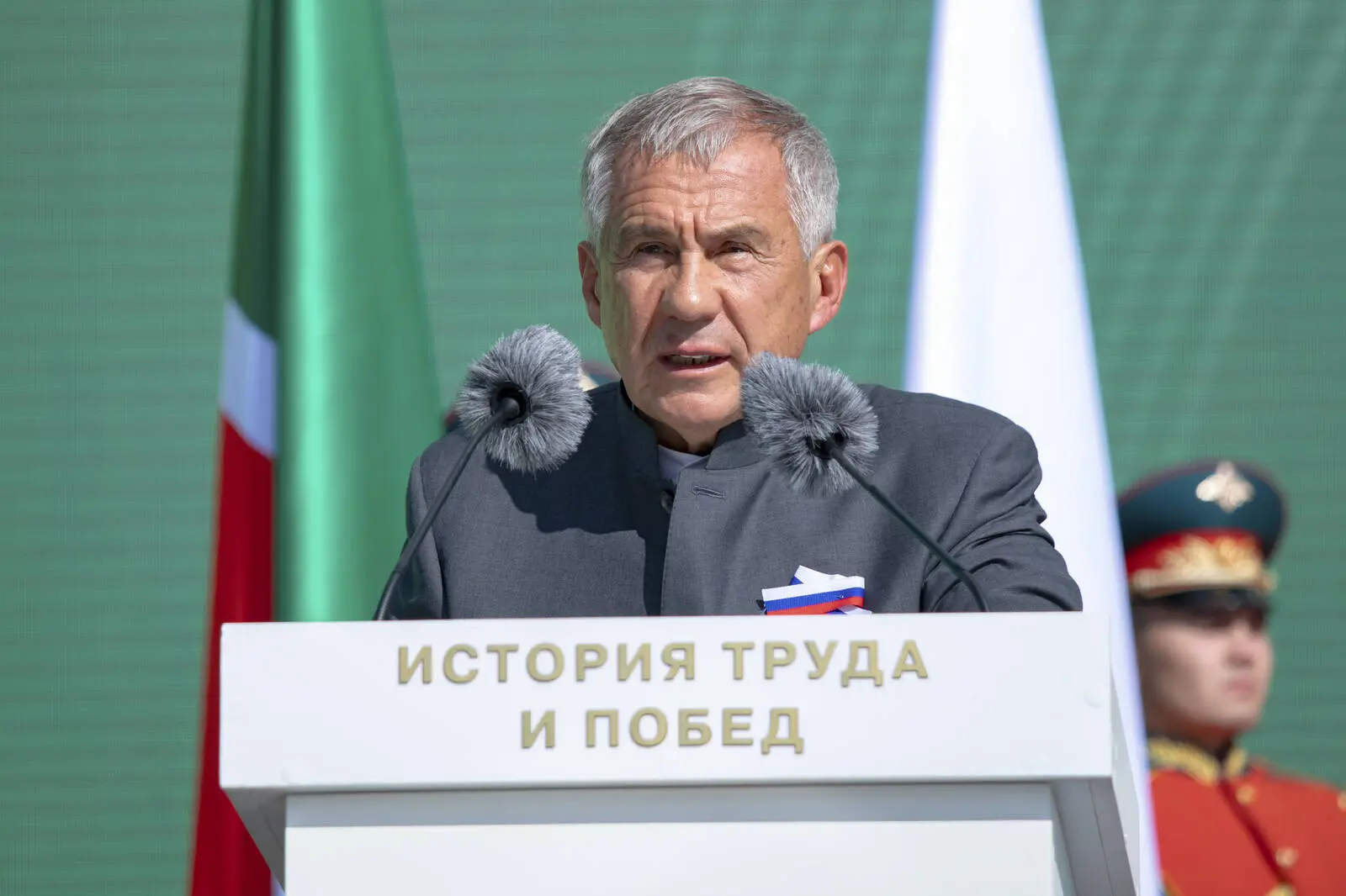 Рустам Минниханов в Азнакаево и Бавлах: поздравил ветеранов-нефтяников и жителей районо...
