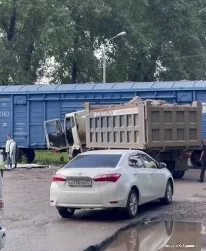Самосвал протаранил товарный поезд в Хабаровске

Авария произошла в Южной промзоне краевого центра, 