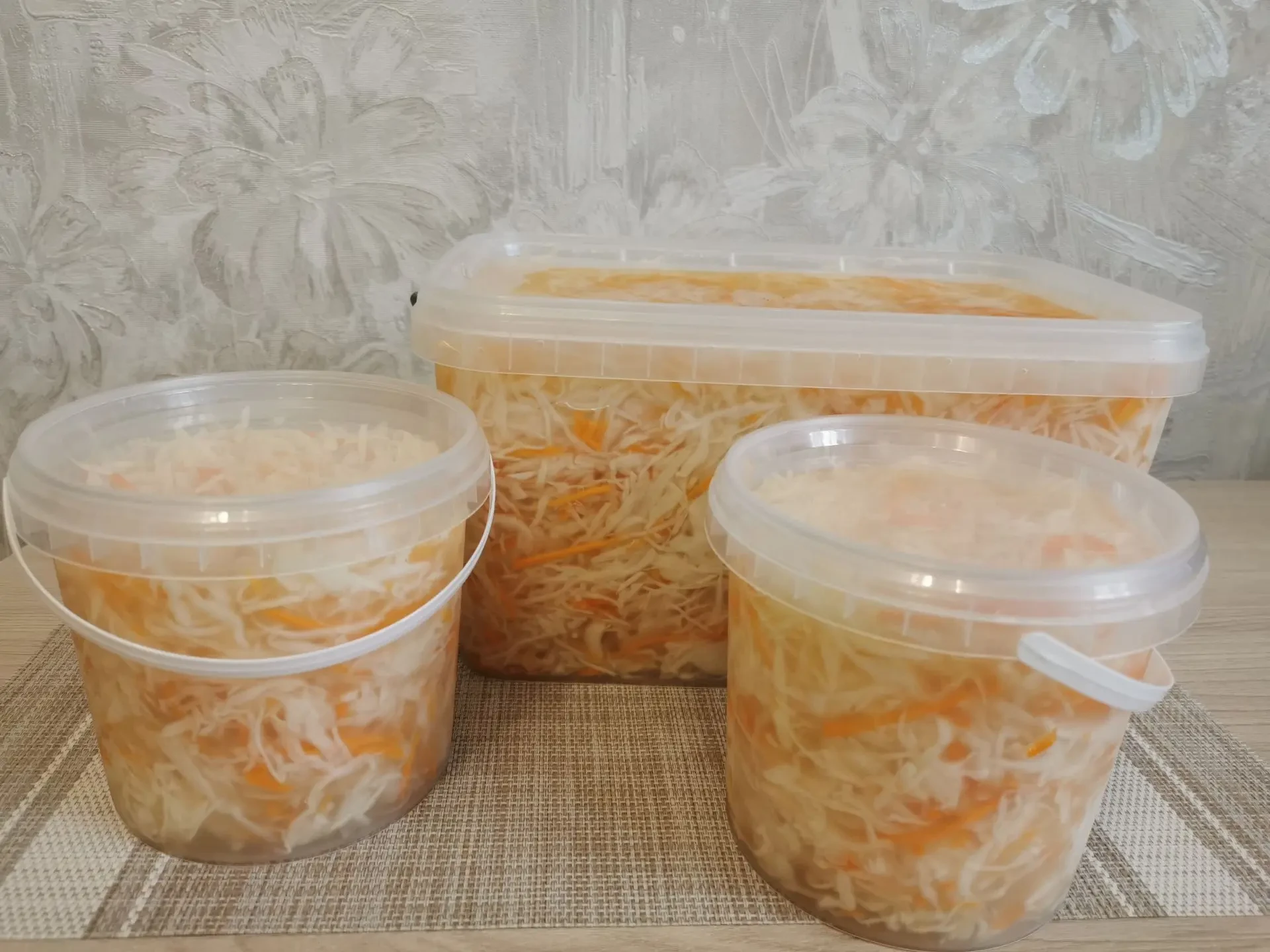 В наличии и на заказ капуста маринованная и квашеная, сорт Ларсия, очень сочная, ведерк...