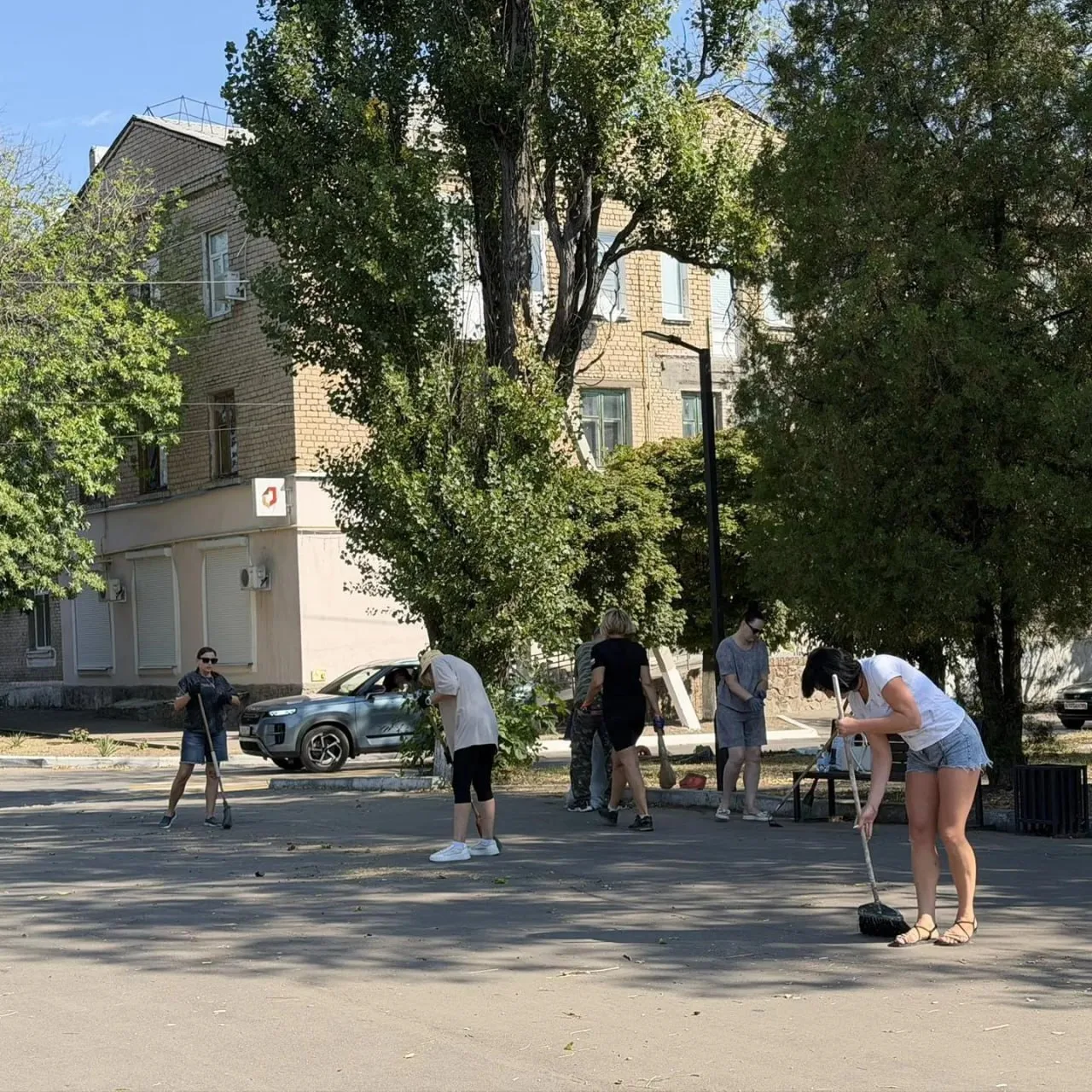 Кировчане привели в порядок территорию Аллеи Славы