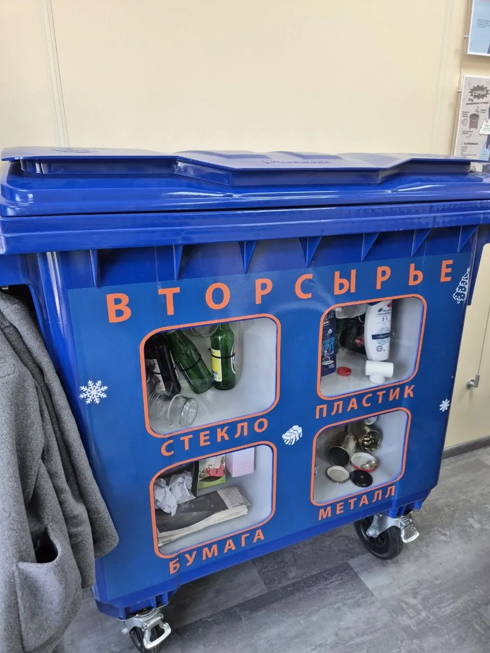 ♻️ Наши активисты в экотехцентре: мусор — в дело!  Светлана Сергеевна с ребятами из актива съездили 