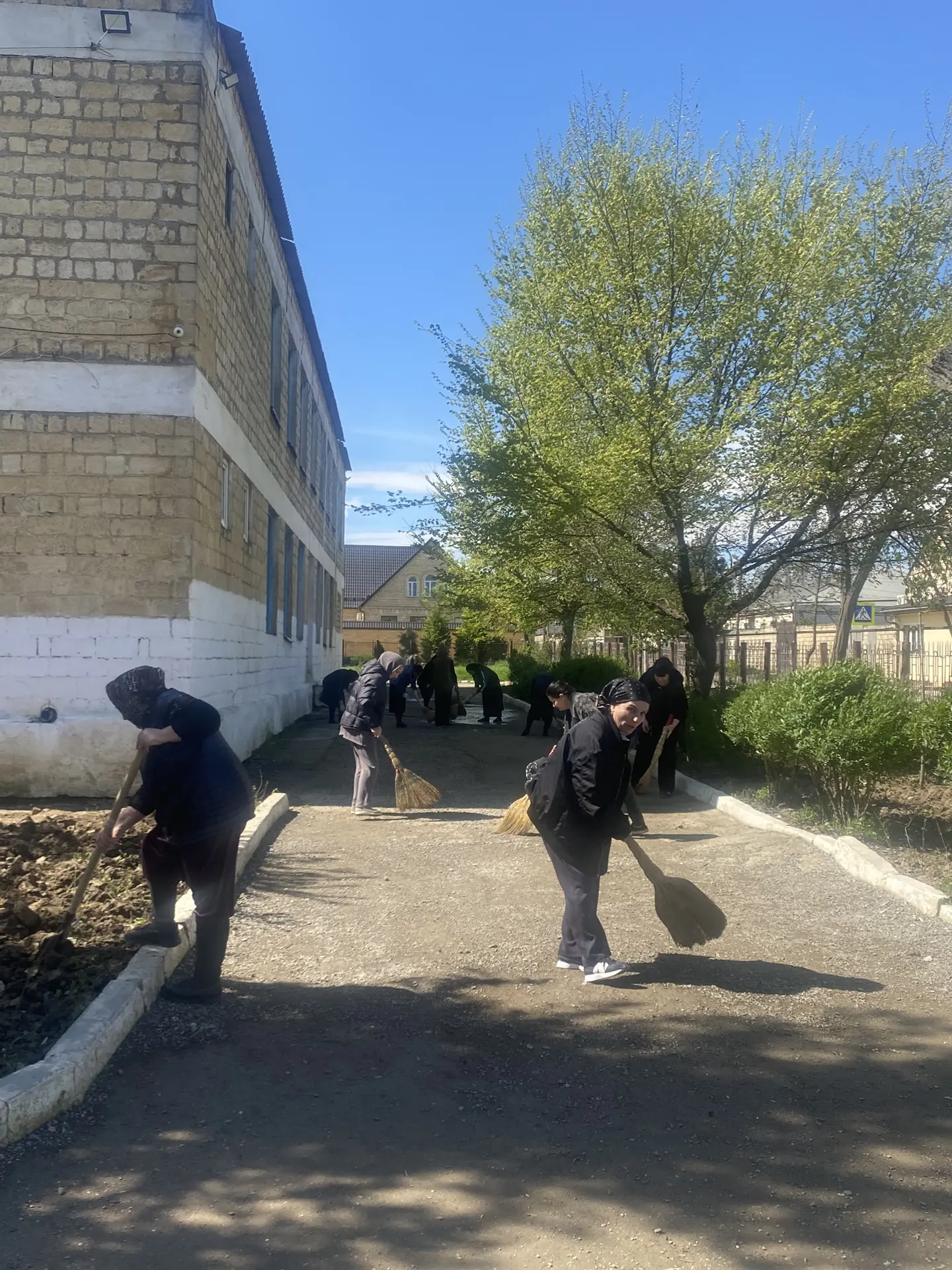 В рамках проведения общегородского субботника обучающиеся и педагоги нашей школы приняли активное уч