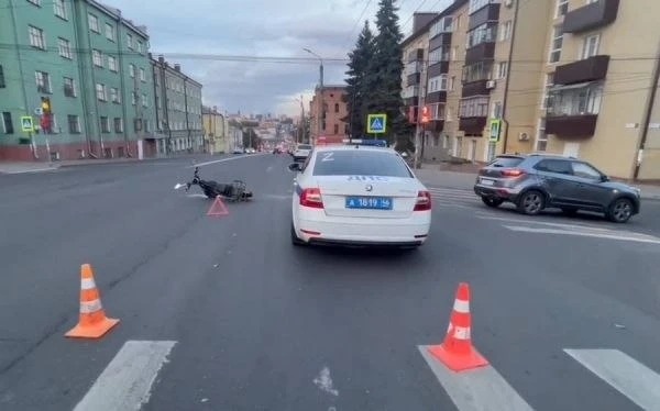 В центре Курска сбили 17-летнего парня на электровелосипеде