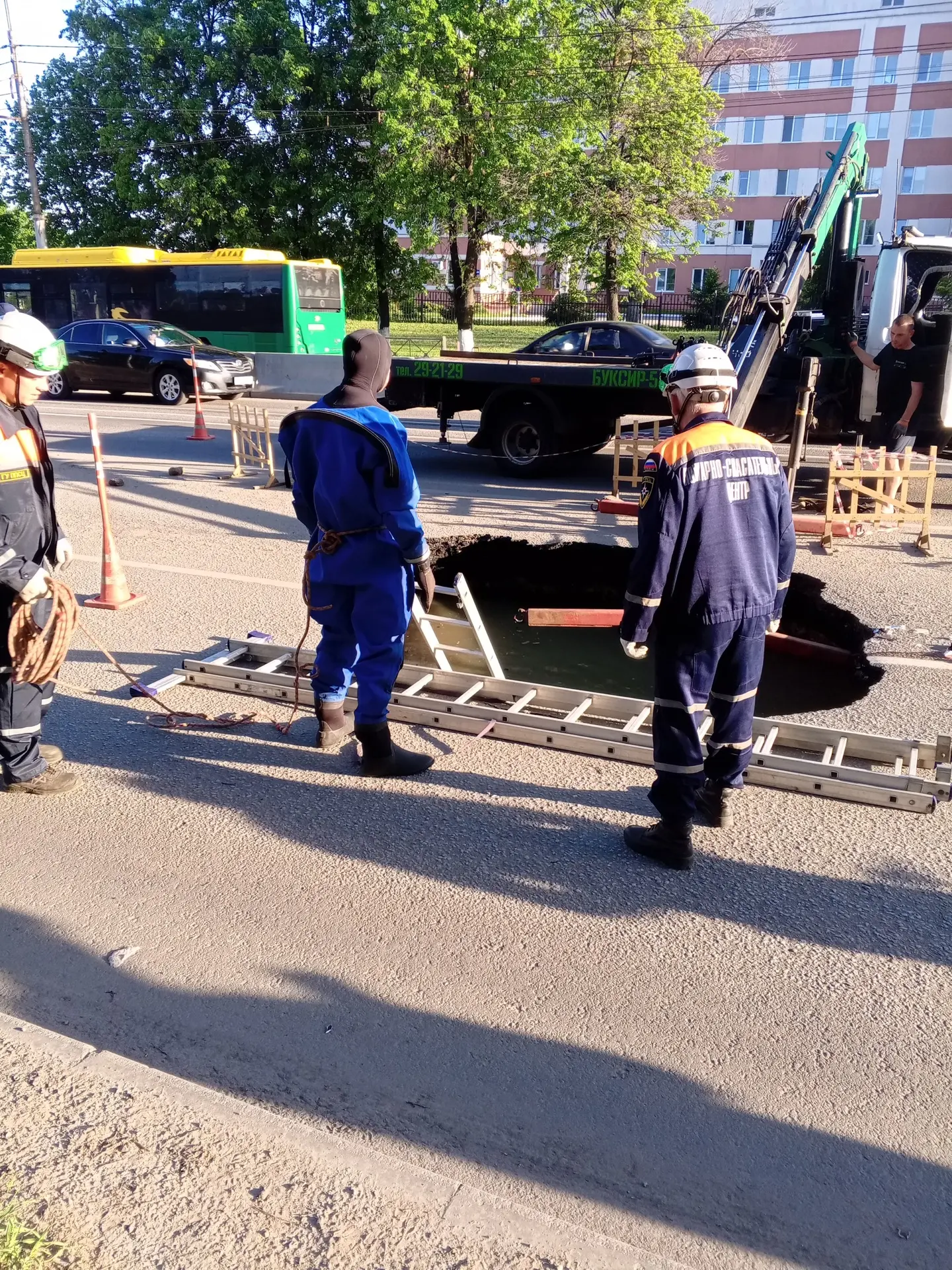 ⚠️ Водолазы МЧС доставали мотоцикл из провала на Проспекте Победы  Необычная спасательная операция р