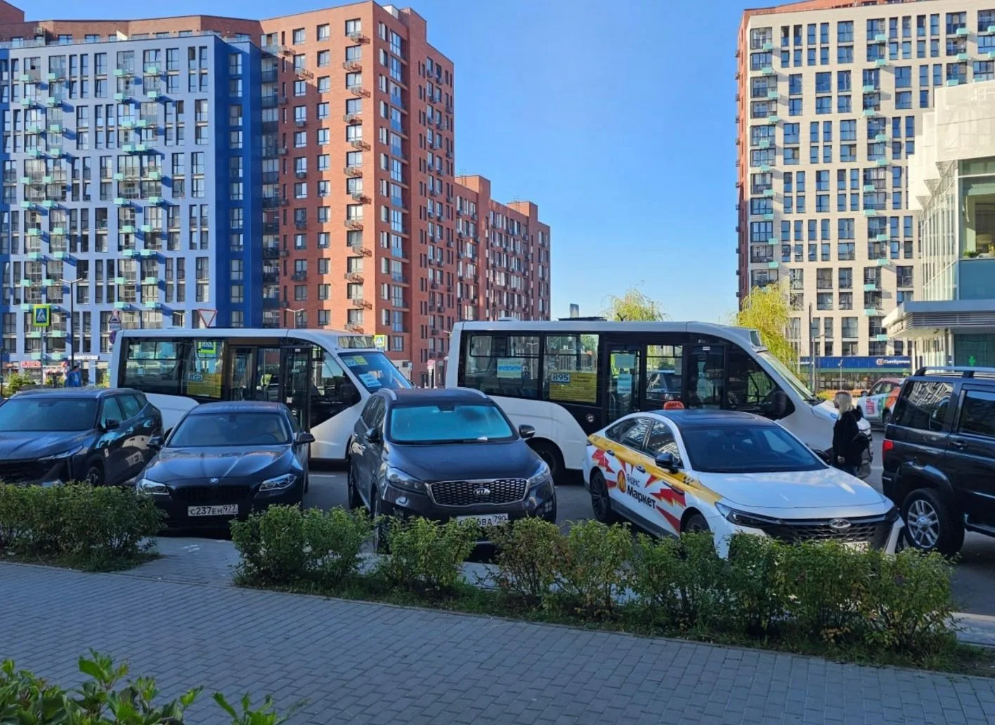 А нельзя нормально остановку организовать, чтобы не приходилось проходить через припарк...