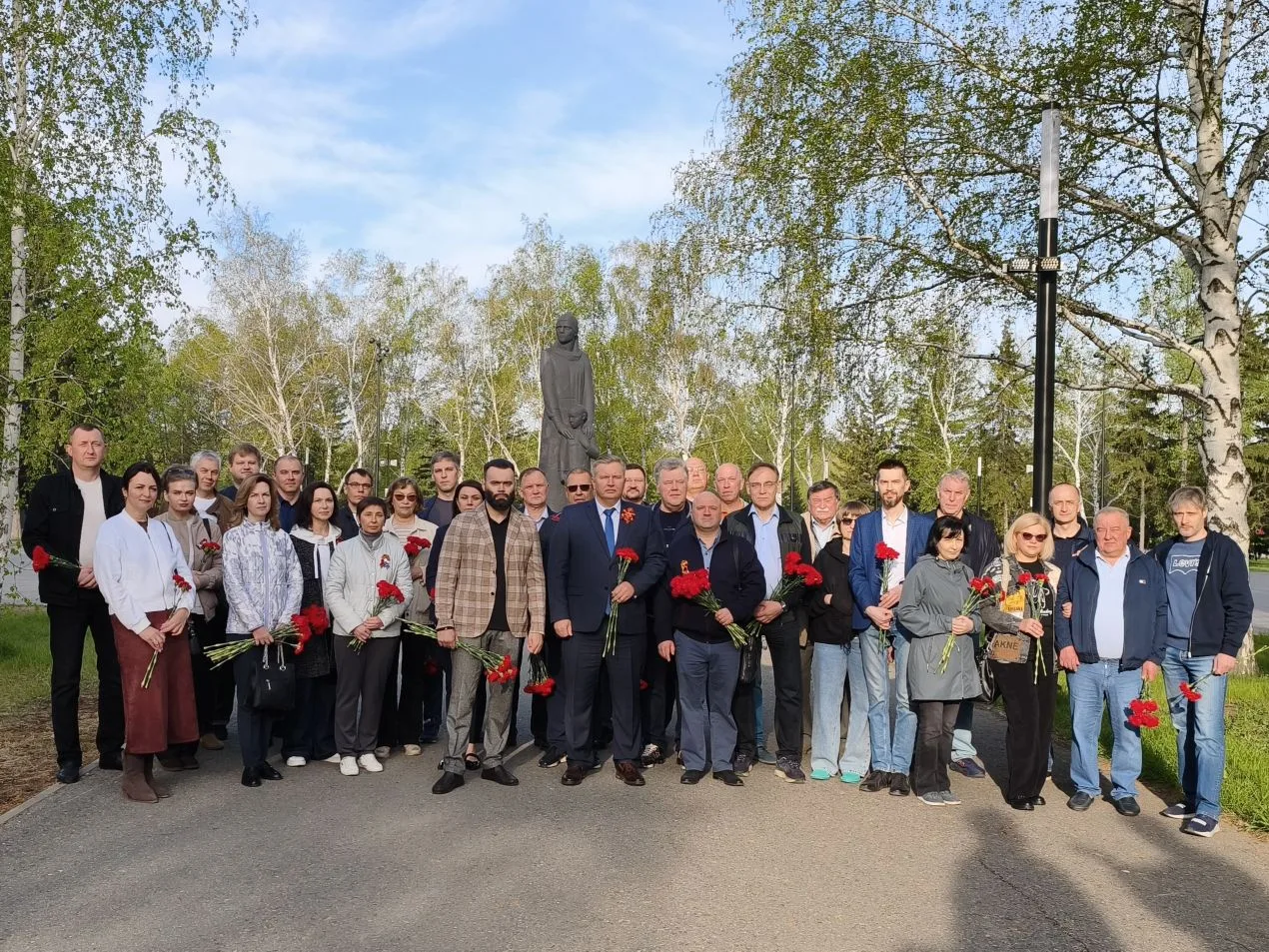 🕊Тихий поклон уходящим героям: сотрудники онкодиспансера почтили память военных медиков.