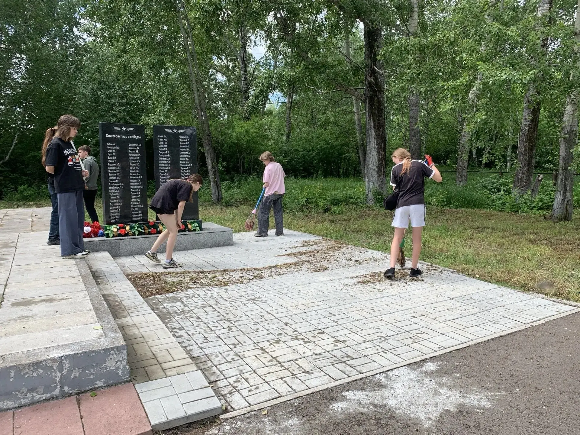 Благоустраиваем сквер памяти войнам ВОВ
 В нашем селе есть особое место — сквер памяти воинам Велико