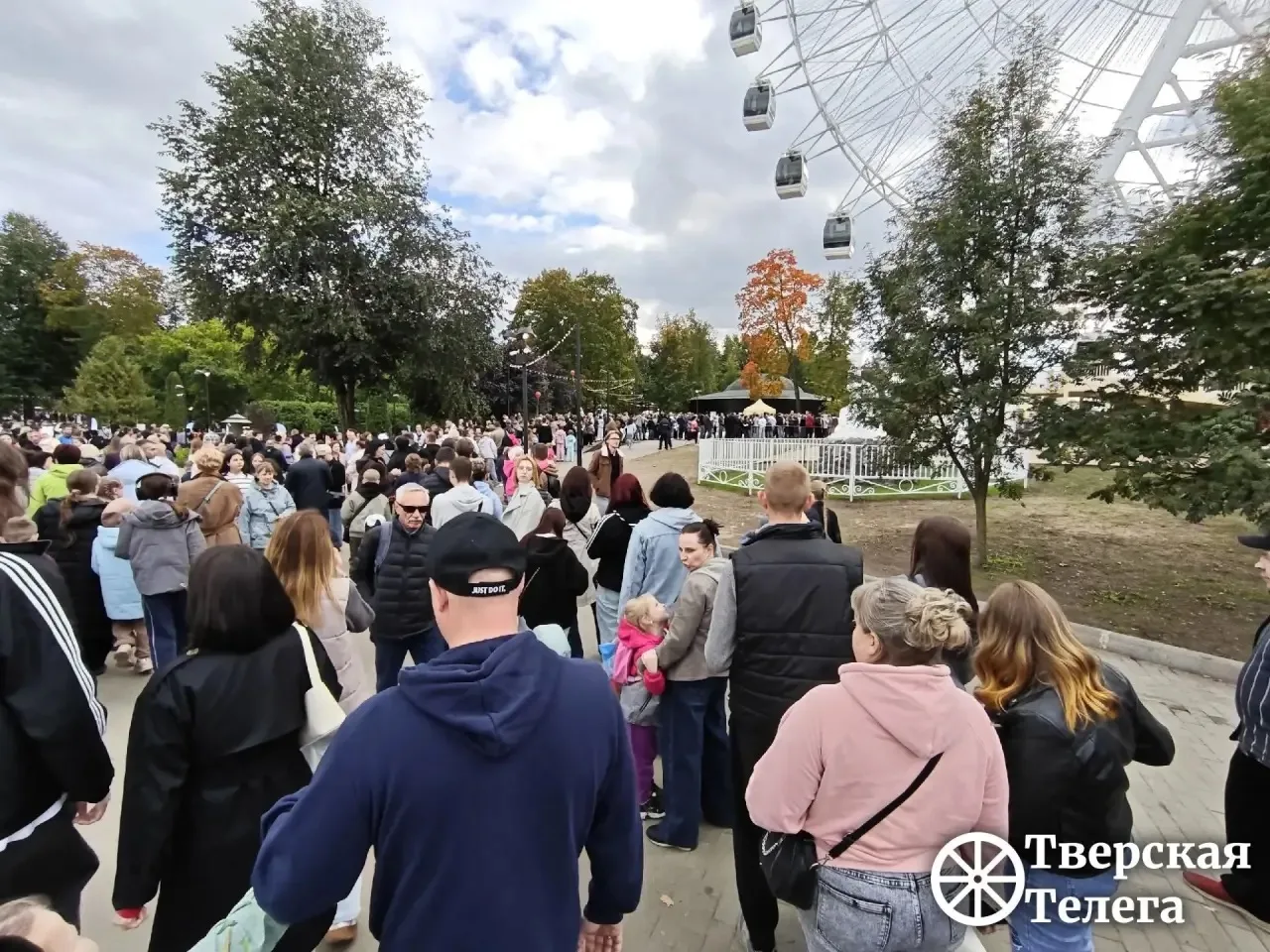 🎡 Вот такая очередь собралась сегодня к новенькому колесу обозрения