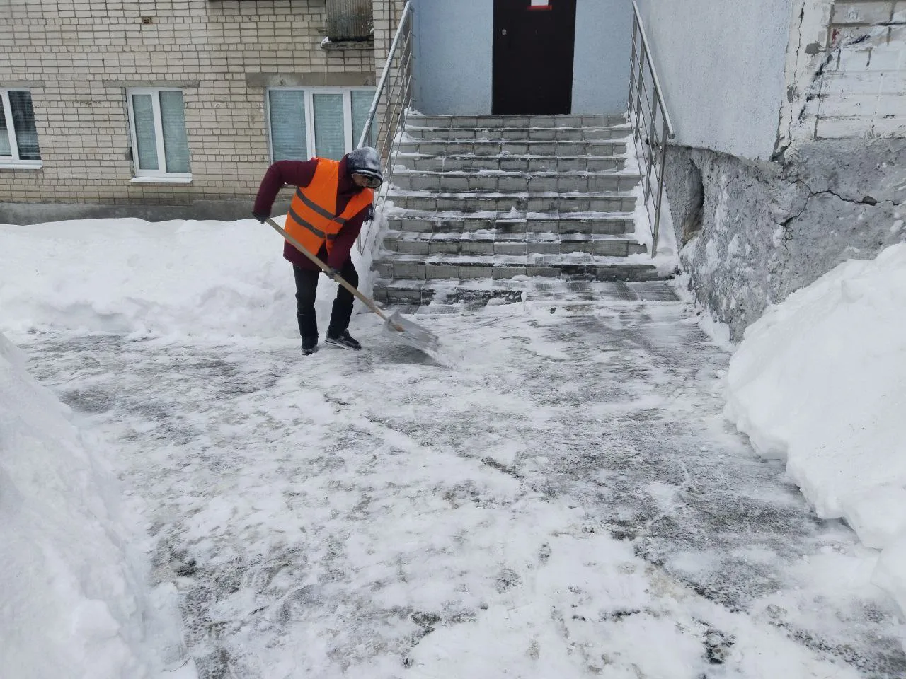 ❄️ Уборка снега в Советском районе — в усиленном режиме! 🚜  Дворники и специализированная техника До