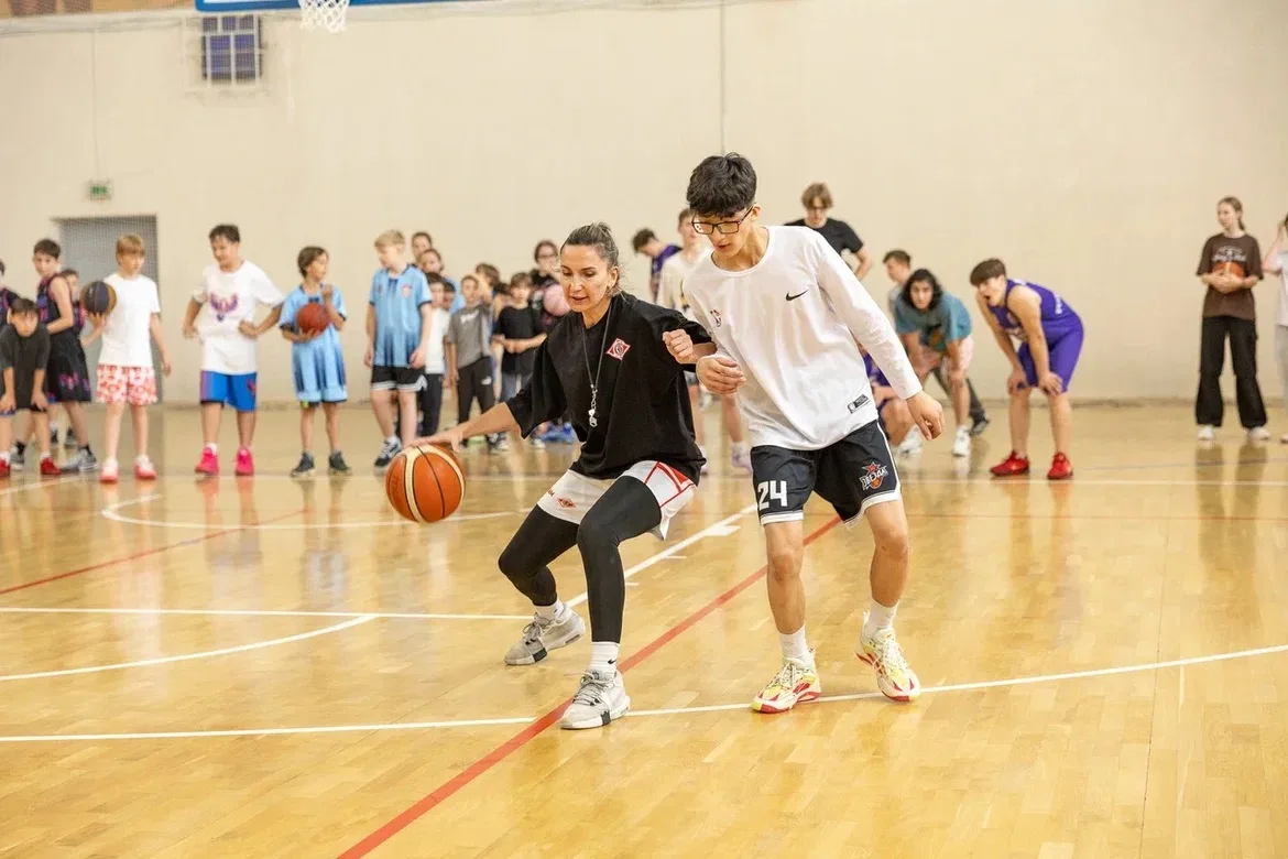 Контроль, ловкость, скорость   🏀У наших ребят появилась уникальная возможность поучиться у настоящей