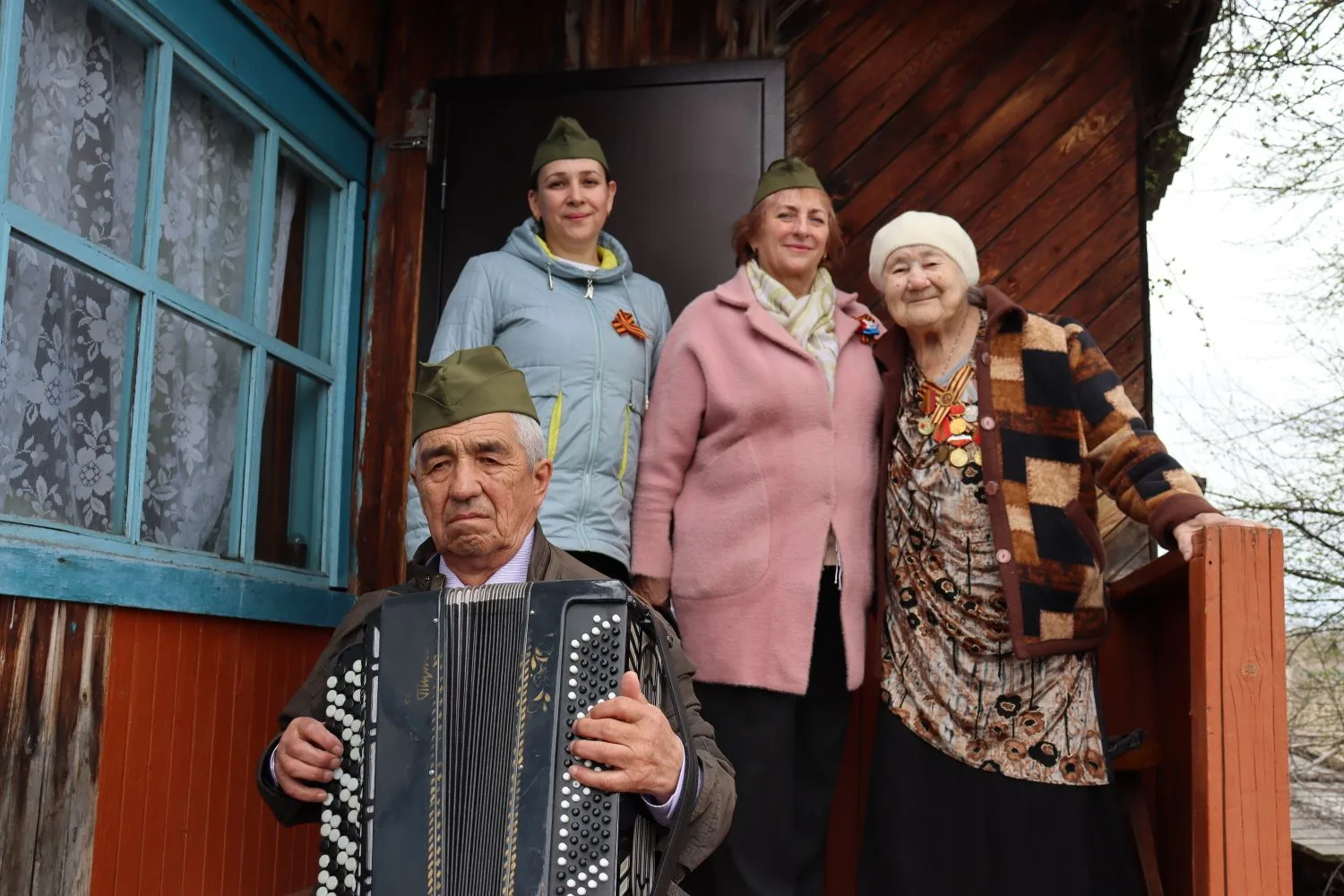 Память в сердцах: теплая встреча с героями тыла и музыка во дворах!