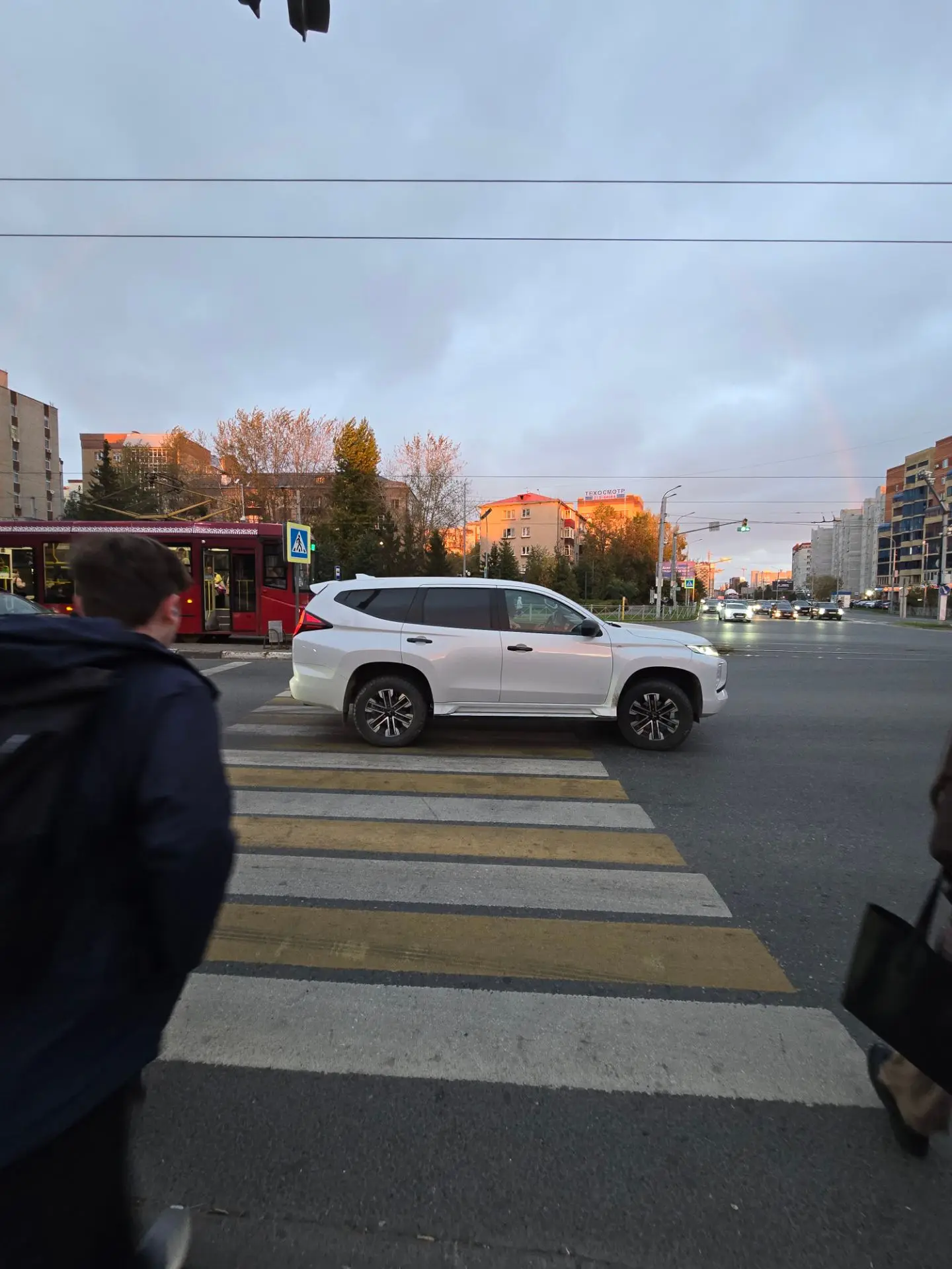 Вот как оправдать такого водителя? Выехал и закрыл движение для пешеходов на светофоре