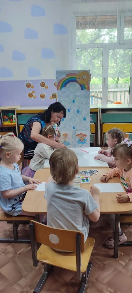 Сегодня ребята из группы "Капелька", подарили жирафу цветную радугу.          
 «Малыши с  восторгом