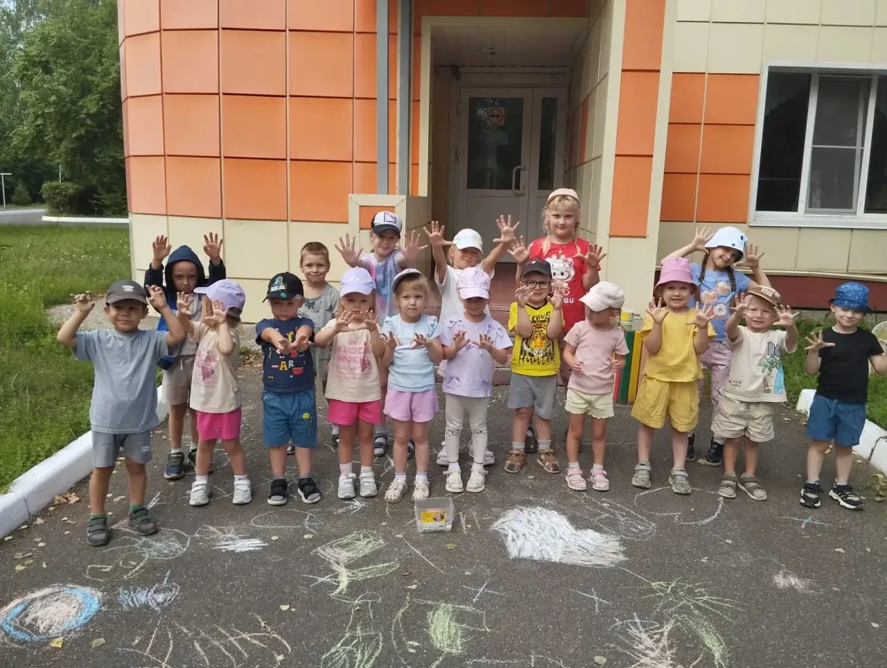🎨На асфальте я мелками разноцветными рисую… ☀️

Сегодня наши ребята из гр "Василёк" превратили серы