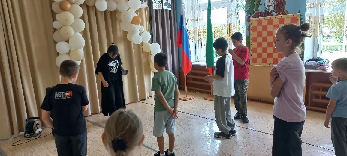 Сегодня ребята  школьного лагеря оформили отрядный уголок, приняли участие в спортивных...
