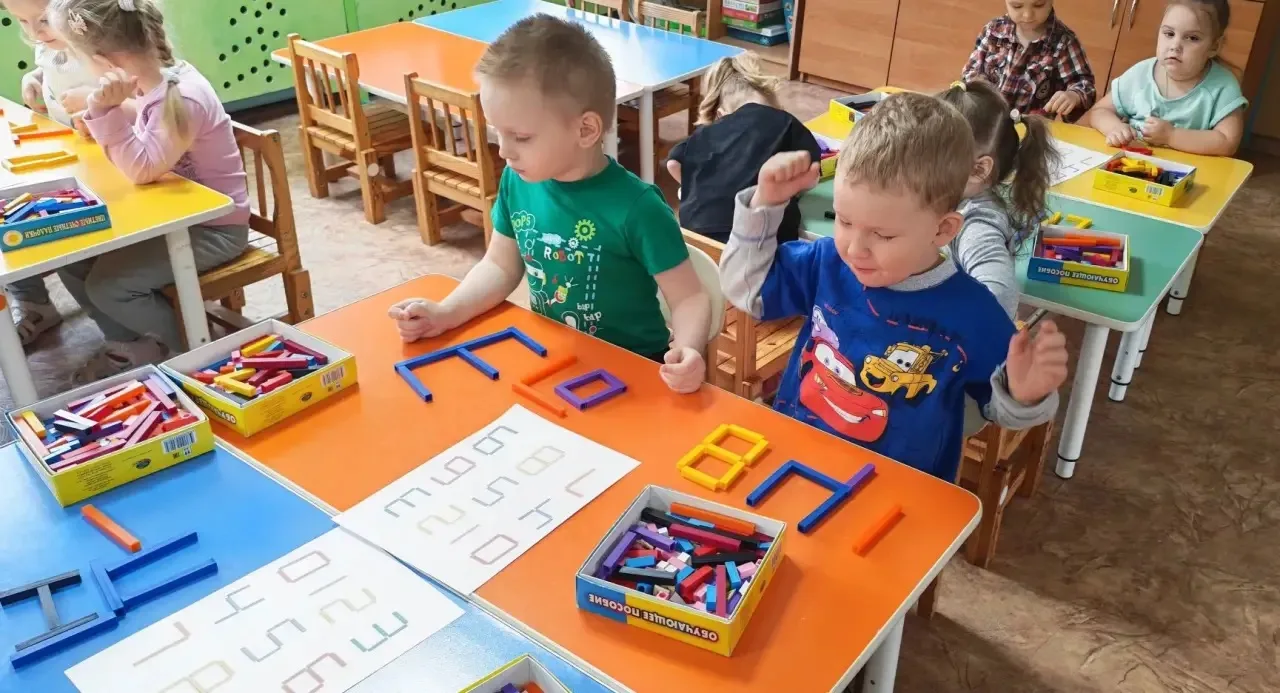 🧩Играем и учимся: выкладываем цифры с палочками Кюизенера!🔢 Делимся с вами замечательной дидактиче