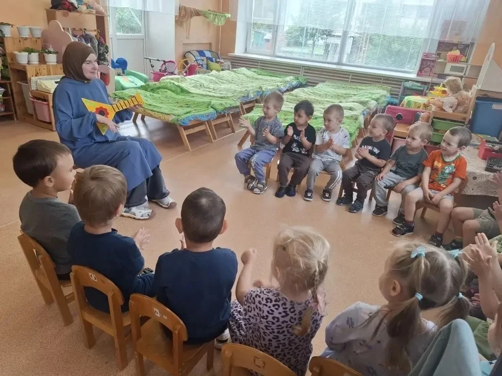 🎵 День балалайки в «Грибочках»! 🍄

И в гости к малышам пришёл необычный музыкальный инструмент – з
