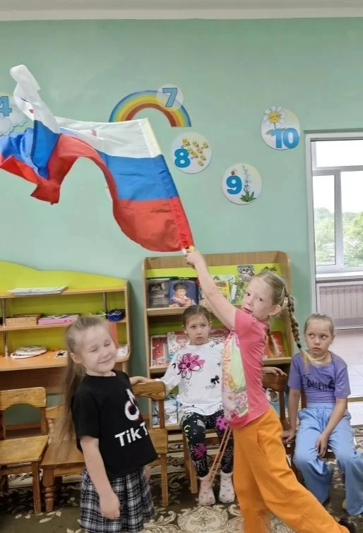 Наступило  лето! У школьников начались долгожданные каникулы, а дошкольники продолжают ходить в детс