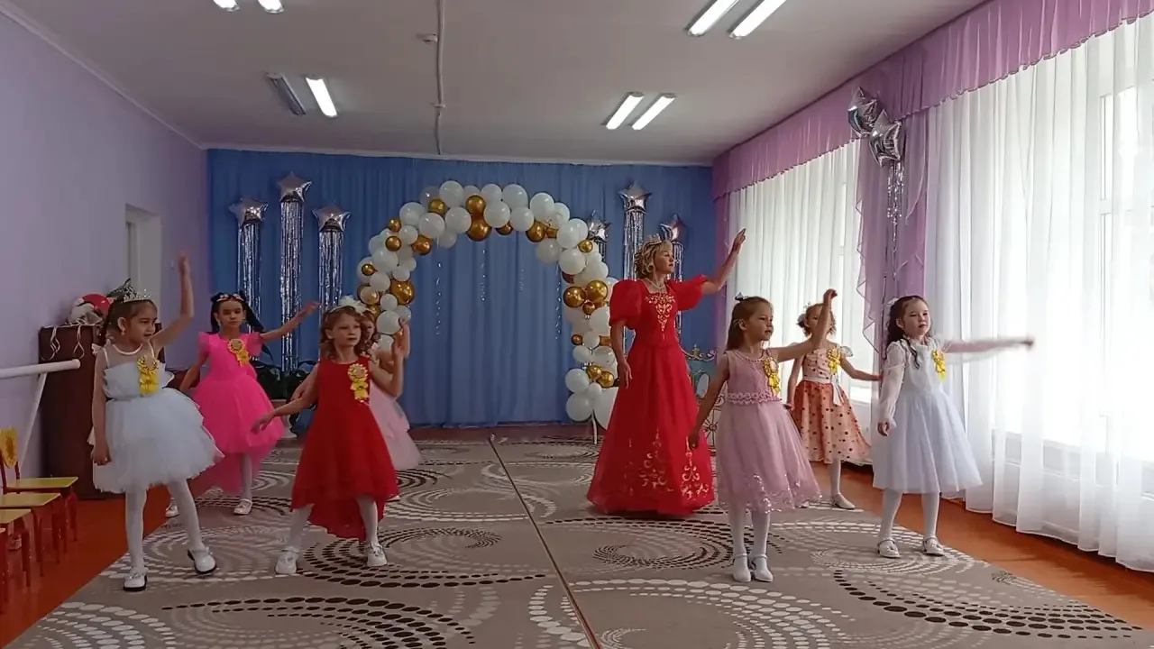 Сегодня в детском саду состоялся Королевский бал для  наших выпускников. Он прошел в тр...