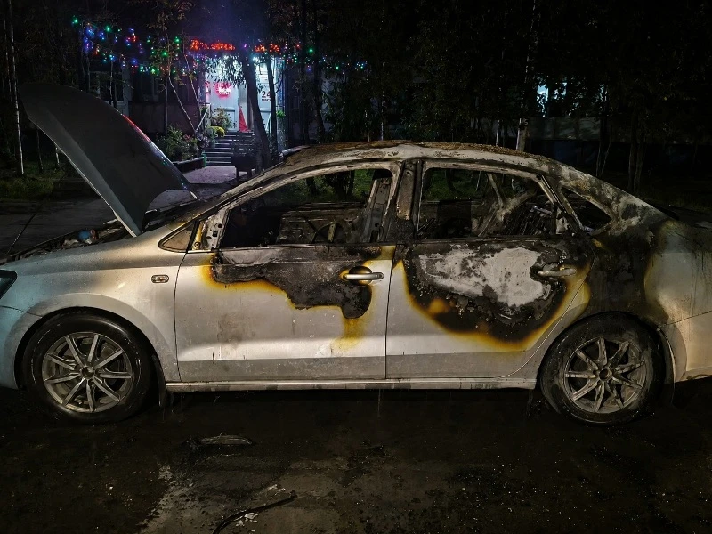 В Усинске ночью сгорел легковой автомобиль