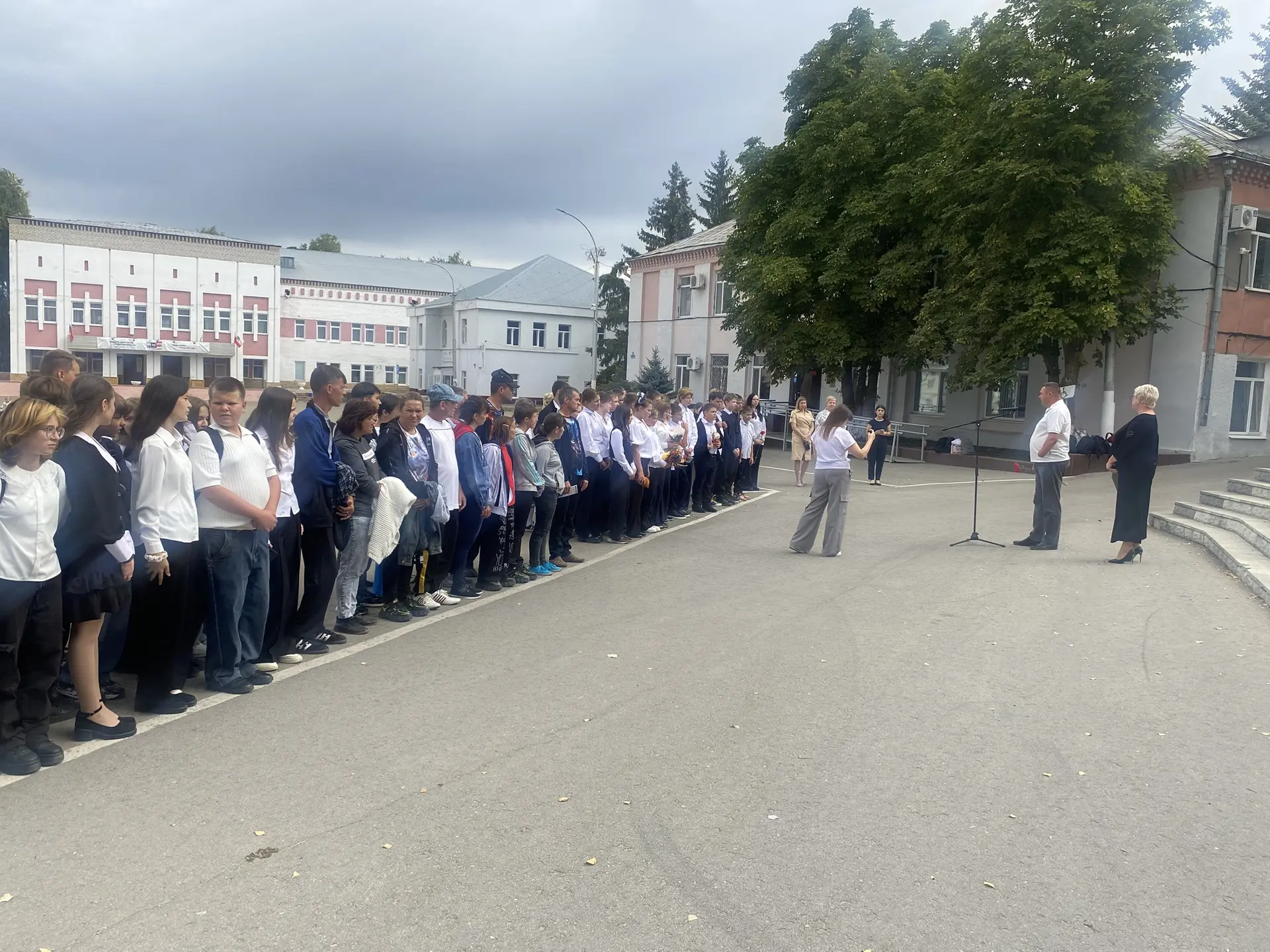 Сегодня, 3 сентября, на центральной площади Лысых Гор у мемориала павшим воинам прожива...