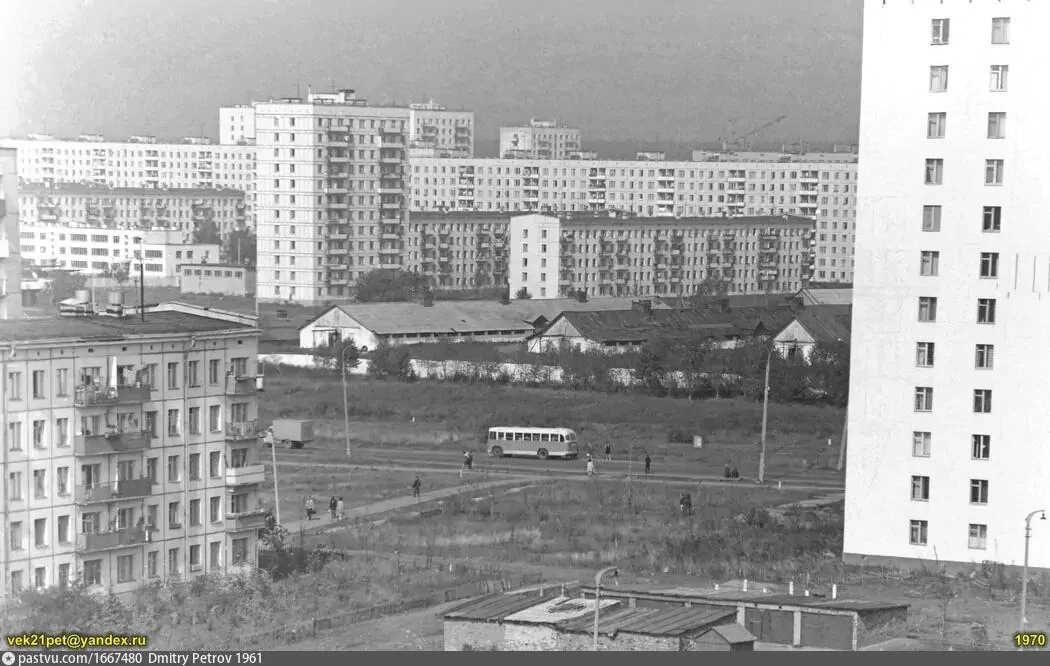 Ретро-подборка 📸

1. Свиноферма в Гольяново с видом из 80-го квартала Северного Измайлово

2. Больш