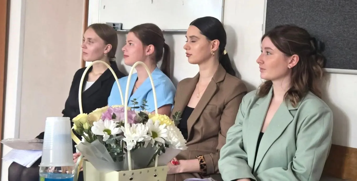 Гордо шагают в профессию: защита дипломов по дошкольному образованию

Во Владивостокском педагогичес