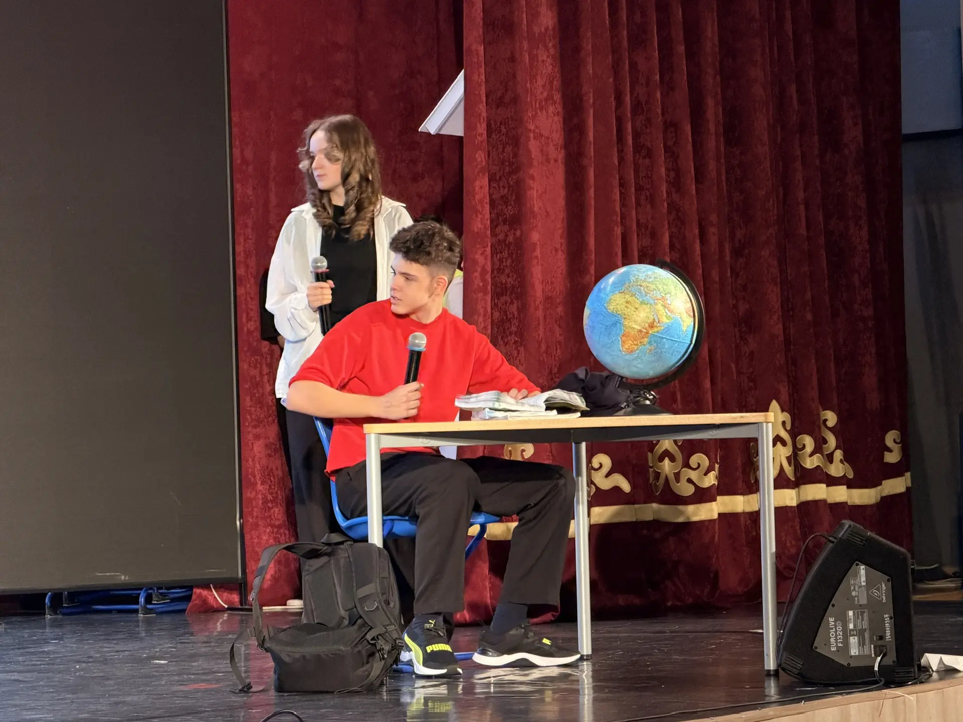 🎭В рамках недели математики 19 марта в нашей школе состоялась премьера спектакля «В стране невыученн