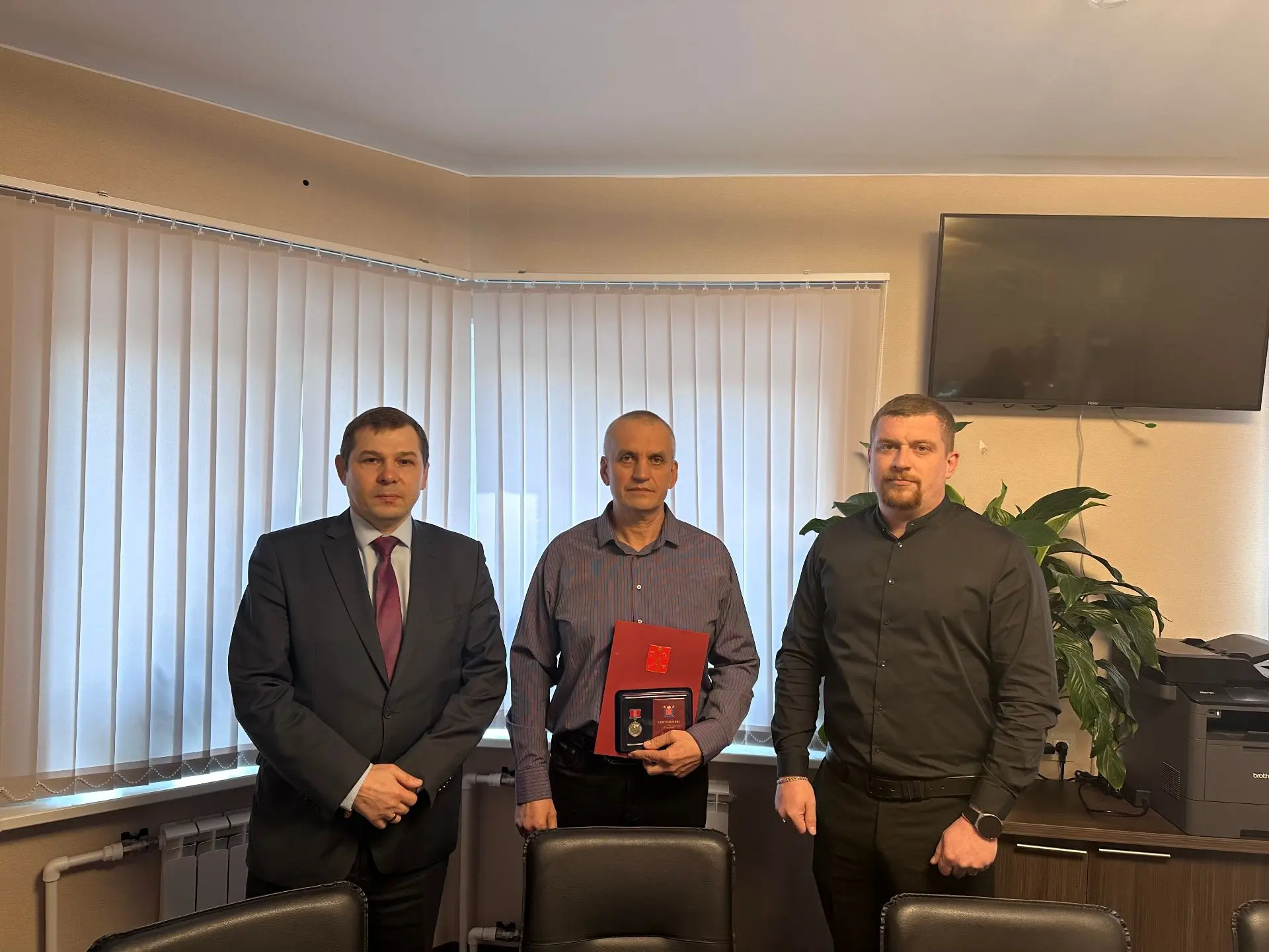 🏅27 марта заместитель председателя Комитета Игорь Лукашов вручил высокую награду – знак отличия Губе