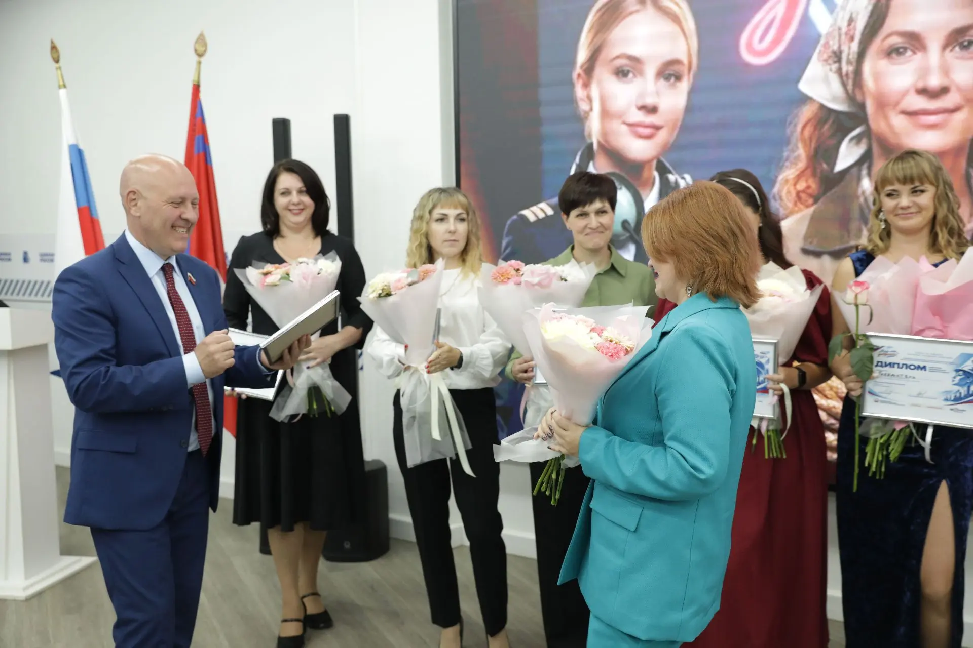 💐В Волгограде наградили победительниц регионального этапа Всероссийского конкурса проф...