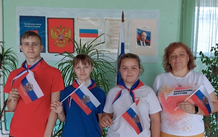 В преддверии Дня Государственного флага Российской Федерации советник директора по восп...