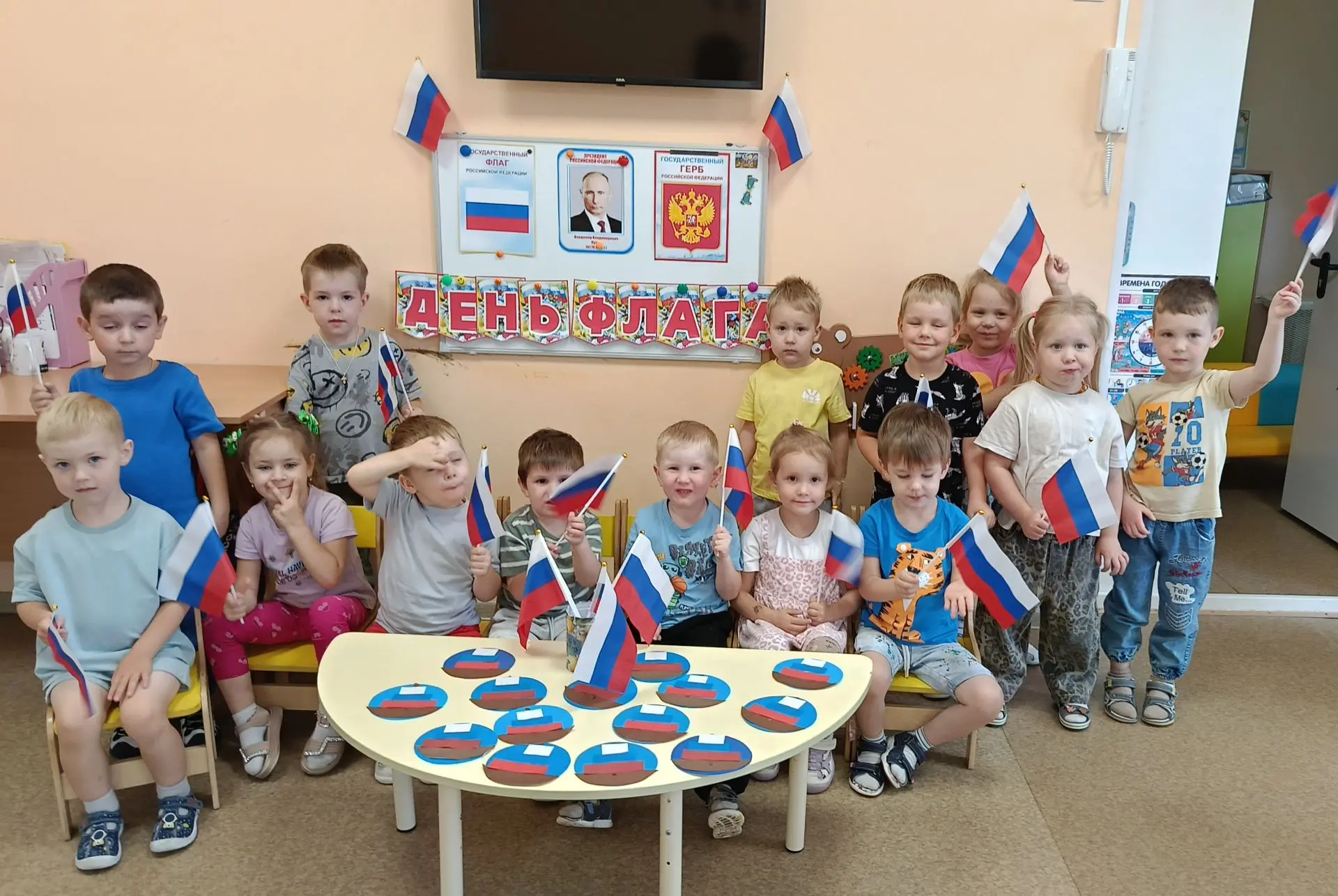 «Белый, синий, красный – самый яркий и прекрасный!» 🇷🇺