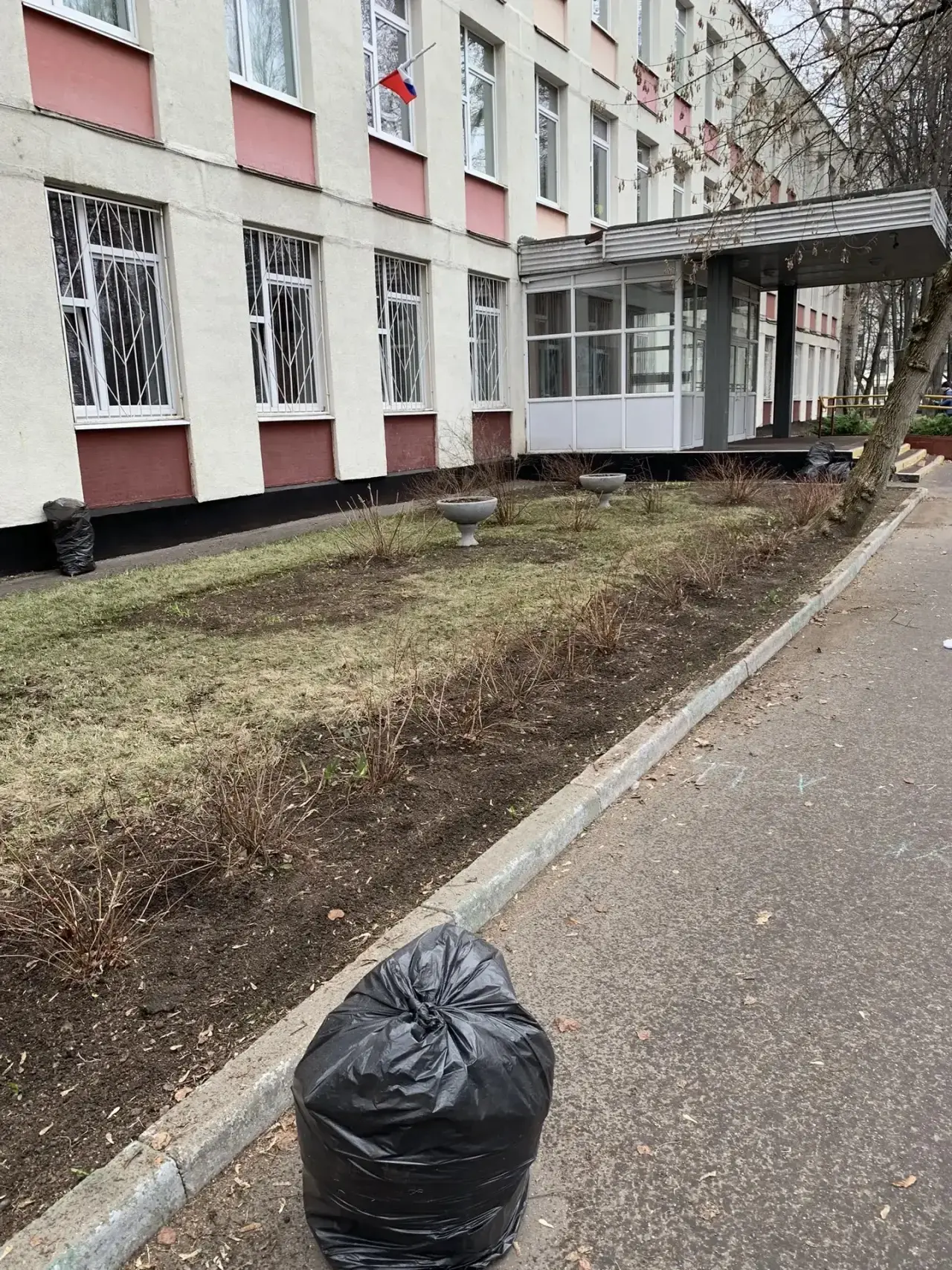 Школа — наш второй дом 🌿  С 1 по 28 апреля в Москве проходит традиционный месячник по благоустройств