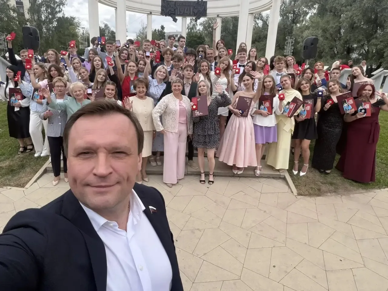 Сегодня традиционно у памятника «Выпускникам 1941 года» — тому самому, что олицетворяет...