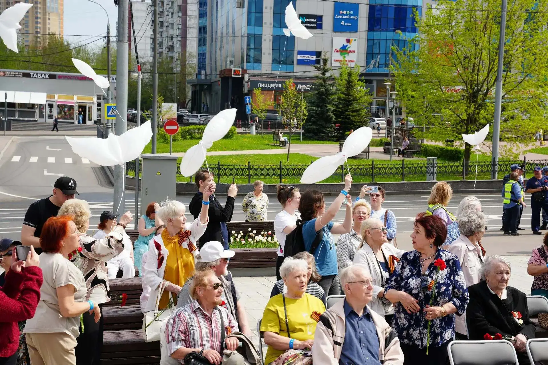 В Крылатском прошло торжественное мероприятие в честь Дня Победы  7 мая на площади «Защитников неба»
