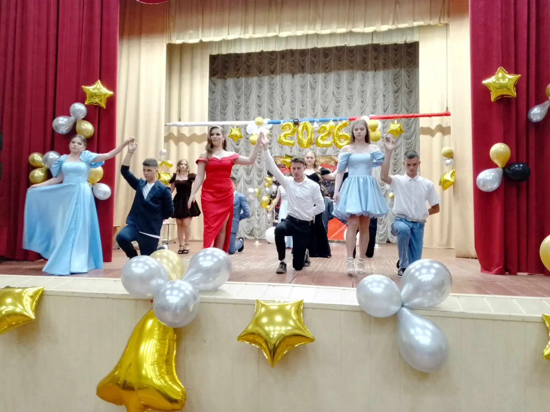 🔔Выпускной вечер🔔

Последний школьный праздник,
И слезы на глазах.
Промчались быстро годы,
Их не в