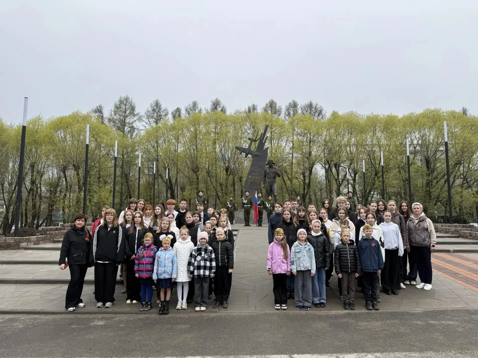 🇷🇺 Сегодня у памятника Герою Советского Союза Ивану Черных, где Вахту Памяти несла рота почётного ка