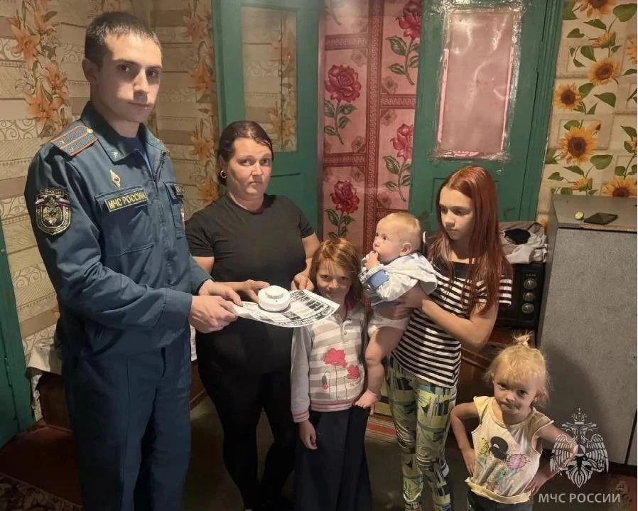 Сотрудники МЧС навестили многодетную семью в Чаплынском округе