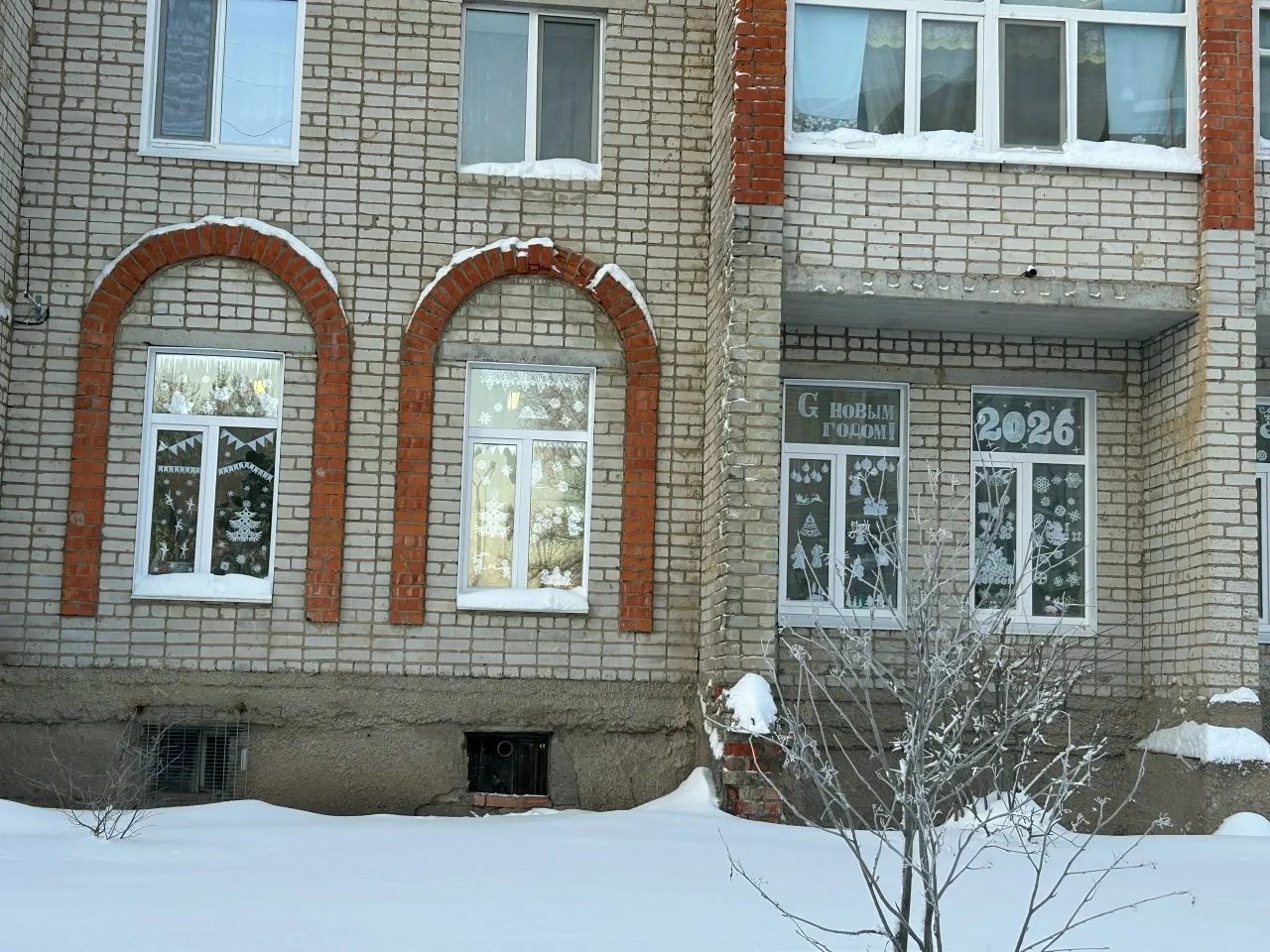 Волшебство на окнах библиотеки.